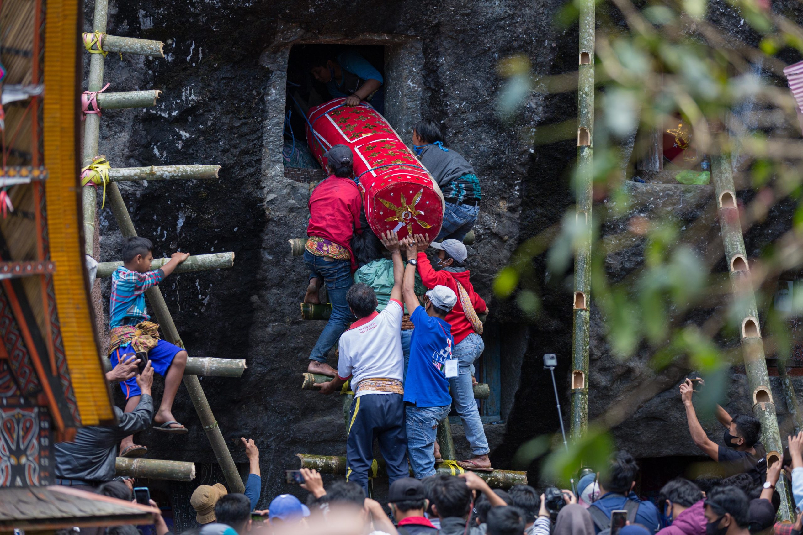 Lo'ko Mata rock grave ma'nene ritual tana toraja